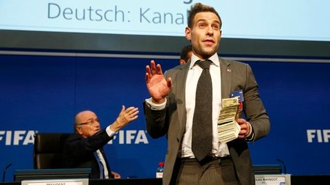 Politsiya Blatter ustidan pul sochgan qiziqchining 600 dollarini qaytarib berdi