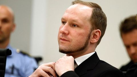 Norvegiyalik terrorchi Breyvik qamoqxonada xat yozishish erkinligi cheklanayotganidan shikoyat qildi