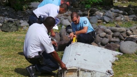 Hind okeanida Boeing qoldig‘i yonidan malay tilidagi yozuv tushirilgan shisha topildi