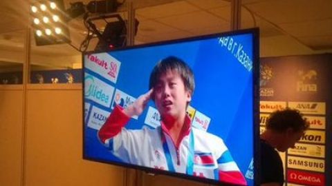 Shimoliy koreyalik sportchi qiz jahon chempionatidagi g‘alabasidan so‘ng Kim Chen Inga chest berdi