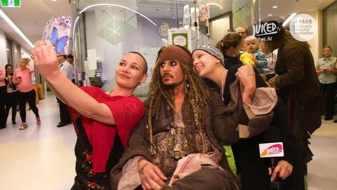 Jonni Depp qaroqchilar kapitani Jek timsolida bemor bolalar uchun kutilmagan sovg‘a taqdim etdi