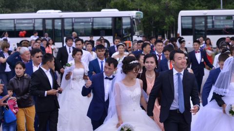 Qozog‘istonda bir vaqtning o‘zida 30 kelin-kuyov nikohdan o‘tdi