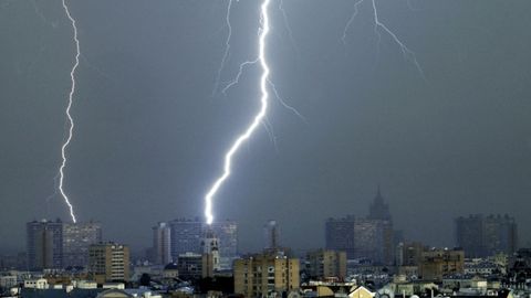 Синоптиклар момақалдироқ вақтида селфига тушмасликни тавсия қилди