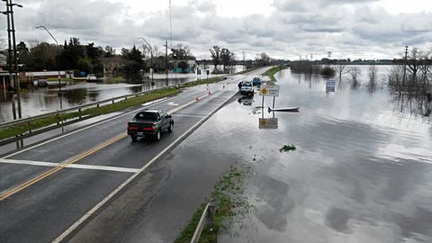 Argentinadagi suv toshqinlari sabab 11 ming kishi xavfsiz hududlarga ko‘chirildi