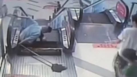 Xitoyda savdo markazi ishchisi oyoqlari ostida eskalator poli yorilib ketdi