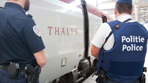 Франсуа Олланд ўта хавфли жиноятчини қуролсизлантирган йўловчиларни мукофотлайди 