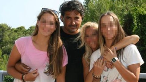Ispaniyalik arxitektor o‘z qizlarini tennischiga aylantirish uchun banklarni o‘mardi