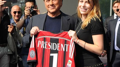 Berluskoni “Milan”ning 48 foiz aksiyasini 480 million yevroga sotdi