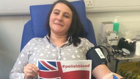 Britaniyadagi polshalik migrantlar foydali ekanligini isbotlash uchun qon topshirmoqda