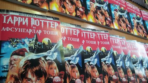 «Гарри Поттер ва афсунгарлар тоши» романи ўзбек тилига таржима қилиниб, Термизда нашрдан чиқди