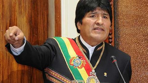 Боливия президенти қўриқчисига оёқ кийимининг боғичини боғлаб қўйишни буюрди