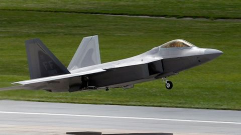 АҚШ биринчи бор Европада F-22 Raptor қирувчи самолётларини жойлаштирди 