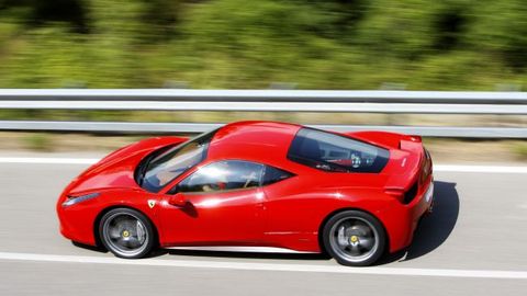 Россияда спорт вазири Ferrari 458 Italia автомобилида самолётни қувиб ўтди