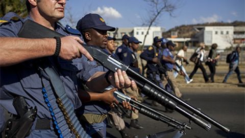 JARda politsiya maktab o‘quvchilarining namoyishga chiqqan ota-onalarini rezina o‘qqa tutdi