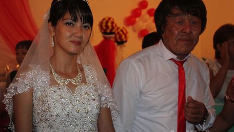 Qozog‘istonda keksa odamdek ko‘rinuvchi 24 yoshli yigit uylandi