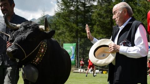 FIFA prezidenti Yozef Blatterga sigir sovg‘a qilindi