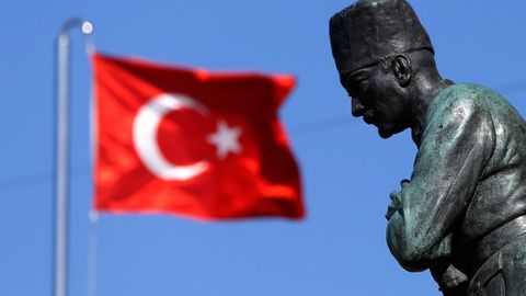 Turkiya bosh vaziri koalitsiya bo‘yicha muzokaralar muvaffaqiyatsizlikka uchragani haqida prezidentni xabardor qildi