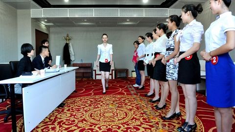 Хитой авиакомпанияси вазни меъёрдан ошиқ ҳаво бекаларини ишдан четлатишда айбланди 