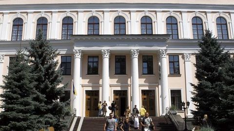 Kiyevda ta’lim vaziri o‘rinbosarining mashinasi o‘qqa tutildi