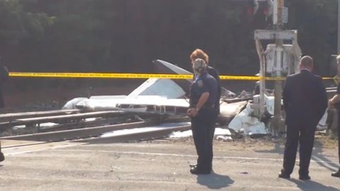 AQShda bir motorli samolyot temiryo‘lga qulab tushdi