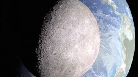 NASA Ойнинг Ер фонида учиб ўтишини намойиш этди