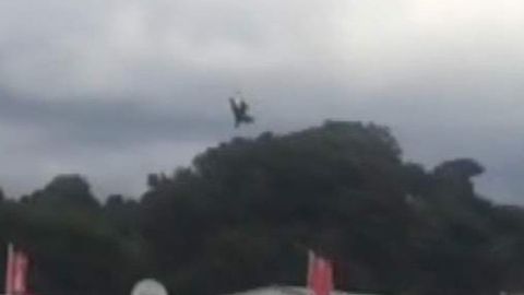 Britaniyadagi festivalda samolyotning qulab tushishi natijasida uchuvchi halok bo‘ldi