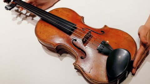 AQShda 35 yil avval o‘g‘irlab ketilgan Stradivari skripkasi topildi