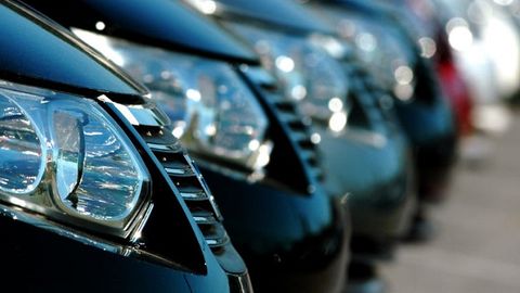 Tojikistonlik amaldorlarga xizmat mashinasidan voz kechish haqida topshiriq berildi