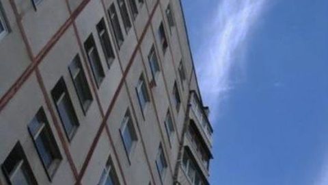 Qozog‘istonda 5-qavatdan qulab tushgan ayol tirik qoldi