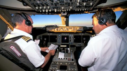 Qirg‘izistonlik uchuvchi samolyotni qurilishi bitmagan yo‘lakka qo‘ndirdi