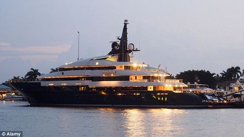 Spilberg 184 mln dollarga xarid qilgan yaxtasini sotadi