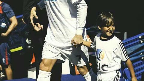 Krishtianu Ronaldu o‘yinga suriyalik qochoqning o‘g‘li bilan birga chiqdi