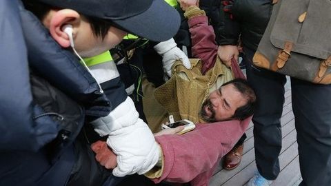AQShning Janubiy Koreyadagi elchisiga hujum qilgan erkak 12 yillik qamoq jazosiga tortildi