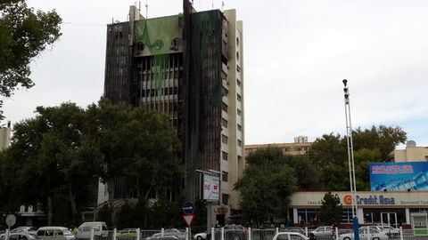 Foto: Toshkent markazida yongan ko‘p qavatli bino