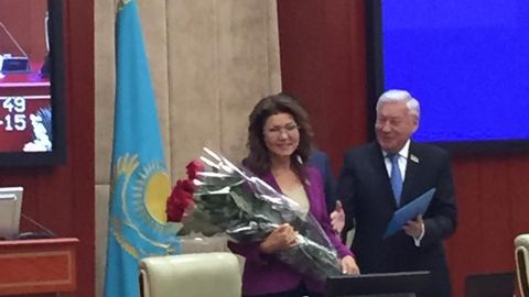 Qozog‘iston prezidentining qizi muddatidan oldin deputatlik vakolatlaridan ozod etildi