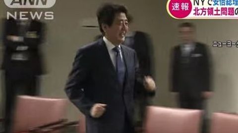 Yaponiya bosh vaziri hissiyotlarini tutib tura olmay, Putinning yoniga yugurib bordi (video)