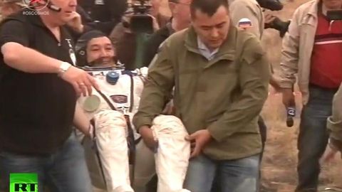 Бортида уч космонавт бўлган капсула Қозоғистон даштига муваффақиятли қўнди