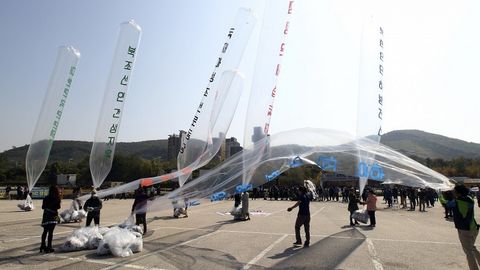 Janubiy koreyalik faollar KXDR bilan chegarada hukumatga qarshi varaqalar joylashtirilgan havo sharlarini uchirdi