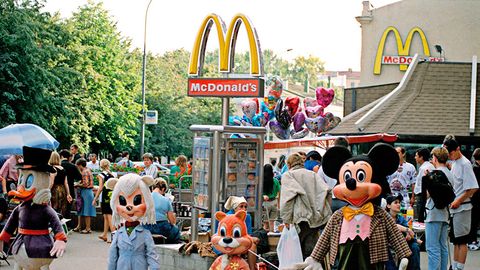 Москвалик ота қизининг устига тўкилган қаҳва учун McDonald’s тармоғидан 320 минг рубл ундирди