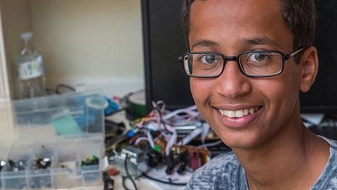 АҚШда ўзи ясаган соат учун қўлга олинган ўсмир мактабдан кетди