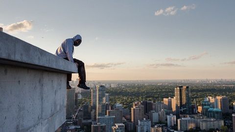 Rossiyaning Vologda shahrida selfiga tushayotgan o‘smir 9-qavat tomidan qulab tushdi