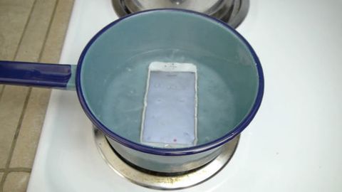 Amerikalik blogger iPhone 6s’ni suvda qaynatdi (video)