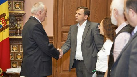 Молдовадаги намойишчилар президент билан учрашувдан сўнг унинг истеъфоси ҳақидаги талабдан воз кечди