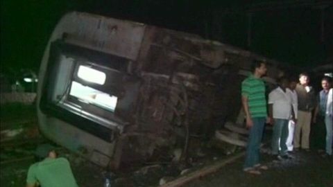 Ҳиндистон жанубида тезюрар поезднинг издан чиқиши натижасида икки киши ҳалок бўлди