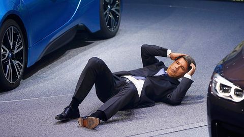 BMW rahbari Frankfurt avtosaloni ochilishida hushidan ketib yiqildi