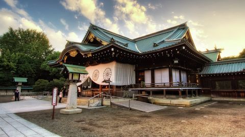 Yaponiya bosh vaziri Yasukuni ibodatxonasiga hadya jo‘natish bilan cheklanishga qaror qildi