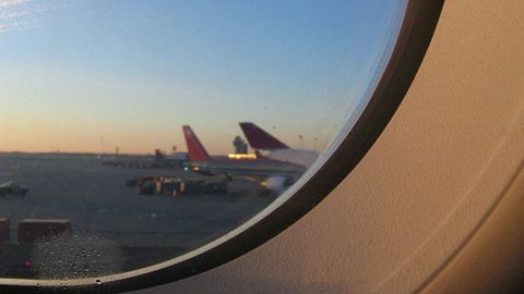 Samolyotda yonidagi odamni tishlab olgan portugaliyalikning tanasida shubhali konteynerlar topildi