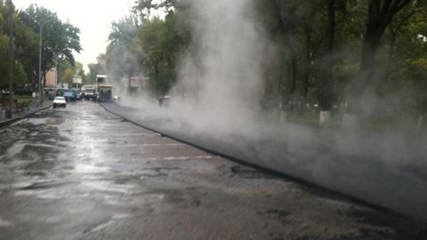 Toshkent markazidagi ko‘chalarga yomg‘ir vaqtida asfalt yotqizildi