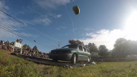 Ikki yoshli bola gigant qovoq yordamida mashinani majaqladi