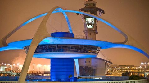 Los-Anjeles aeroportida uchish maydoniga kirib qolgan avtomobil tufayli samolyot parvozi to‘xtatildi